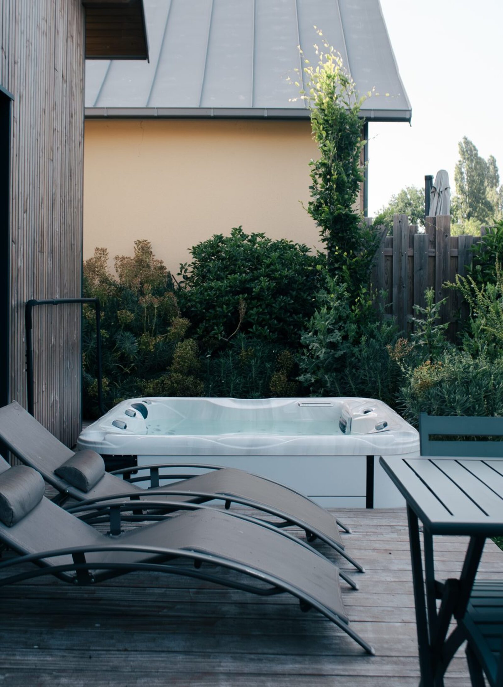 Terrasse d'un lodge Sol'm avec son jacuzzi privatif