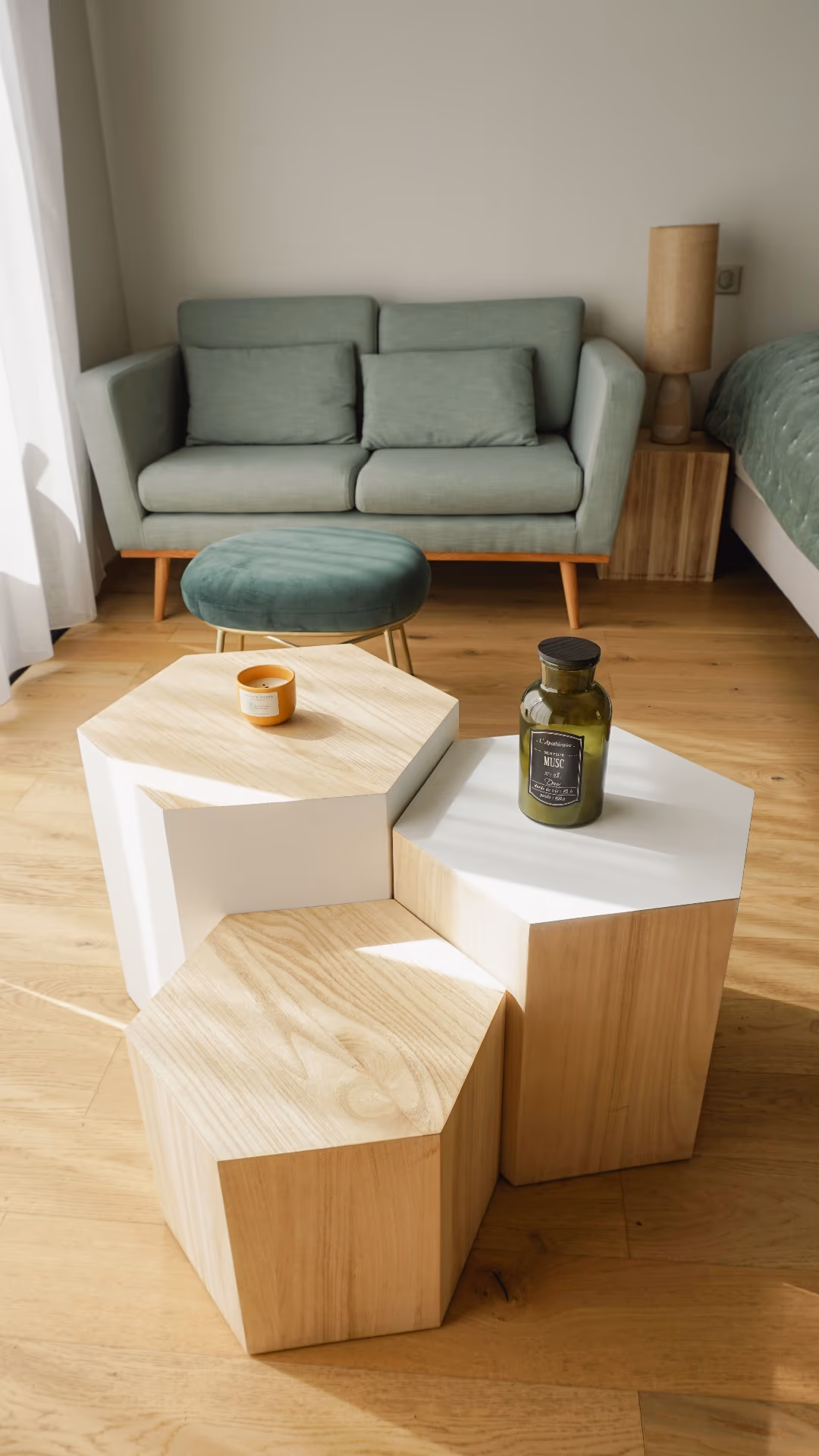 Salon cosy avec canapé vert d'eau et tables basses en bois