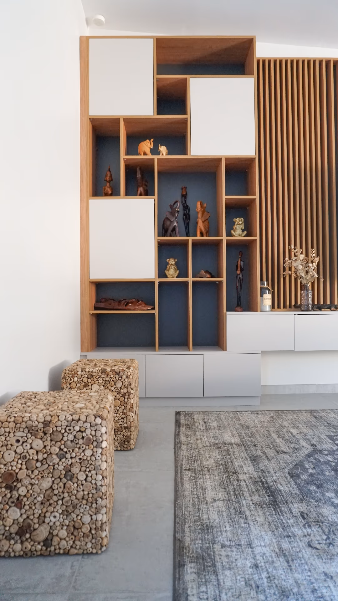 Bibliothèque design avec sculptures et tabourets en bois flotté