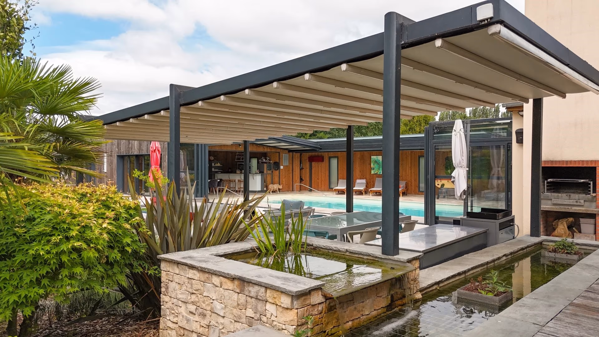 Pergola contemporaine avec bassin d'eau et terrasse