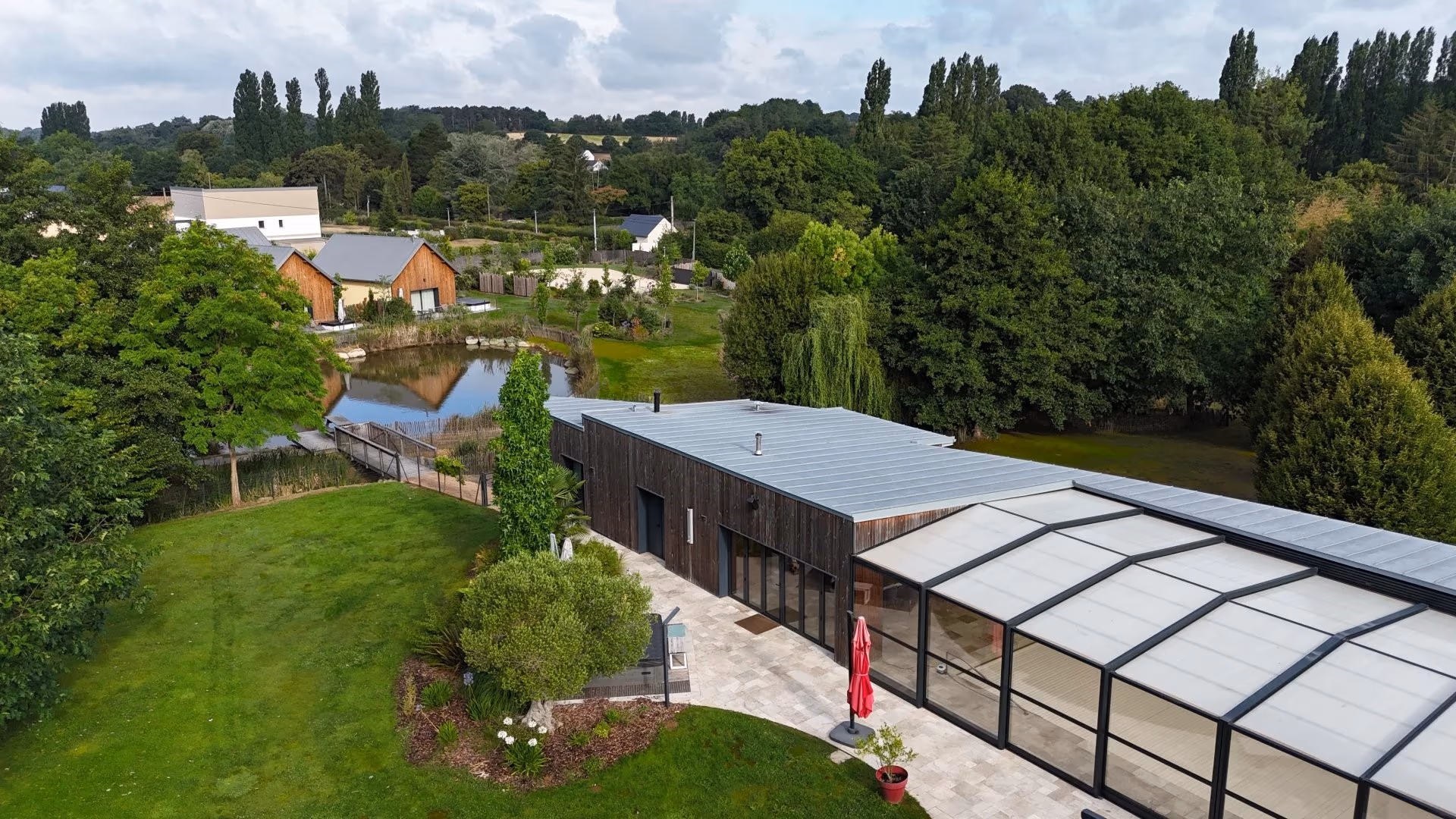 Vue aérienne de la villa au bord de l'étang